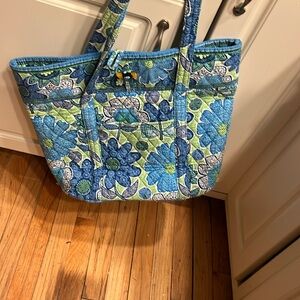Vera Bradley tote bag six pockets on inside of bag for organizing